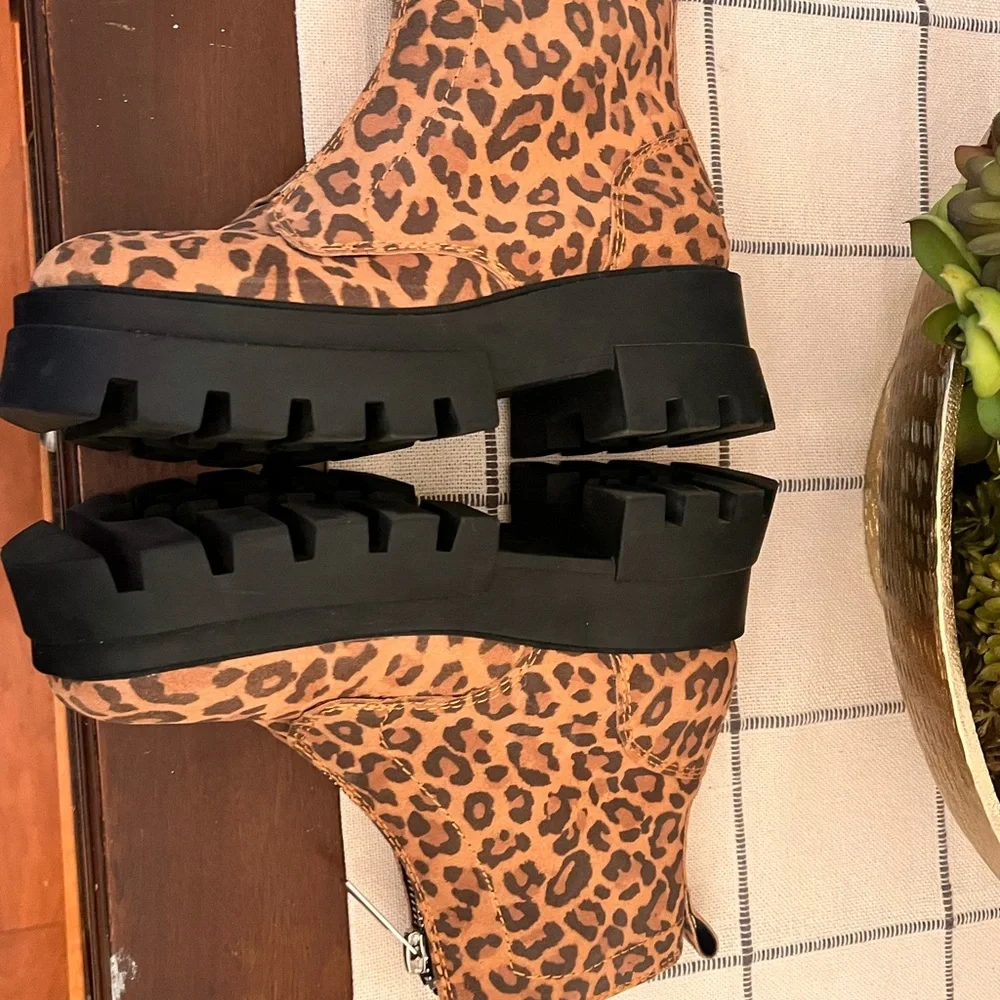 Gianni Bini Leopard Print Lug Soles Size 8 Zip Up Platform Chunky Heavy